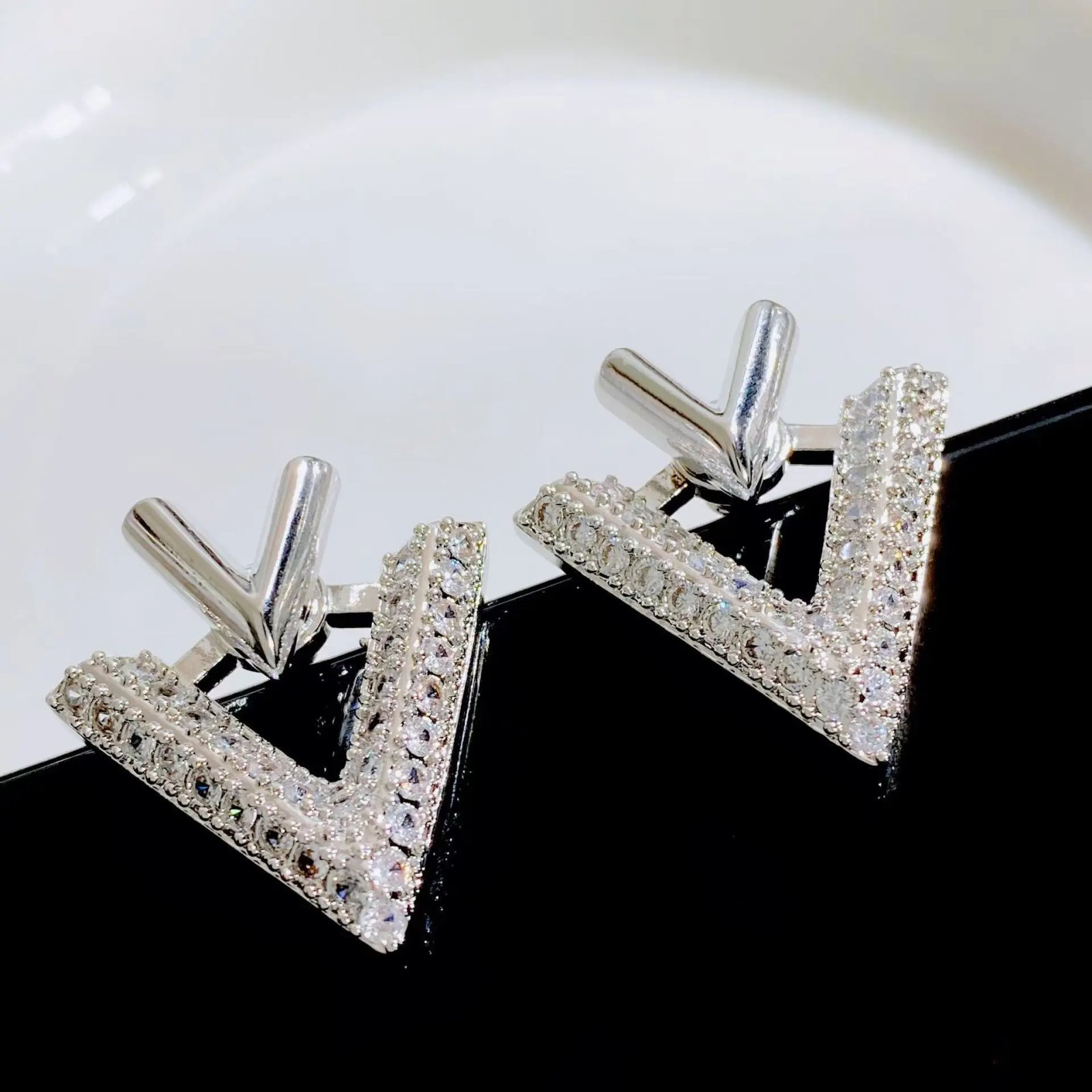 LATS Sweet Cool Detachable V-shaped Stud Earrings for Women V Full of Rhinestone Earring Fashion Jewelry Accessories Party Gifts