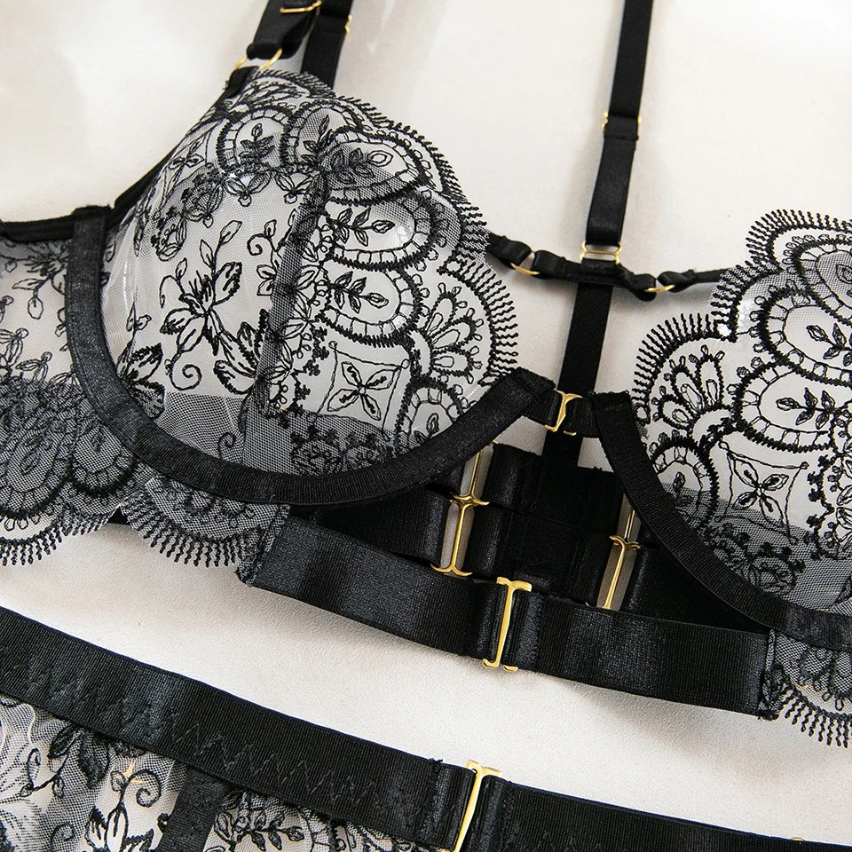 Luxury Lingerie Erotic Outfit Lace Sexy Ladies Underwear Suspender Set Romantic Fancy See Through Bra And Panties Lingerie Set