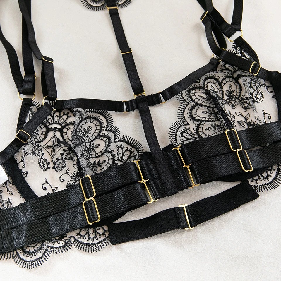 Luxury Lingerie Erotic Outfit Lace Sexy Ladies Underwear Suspender Set Romantic Fancy See Through Bra And Panties Lingerie Set
