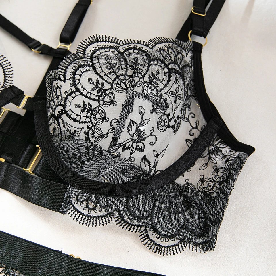 Luxury Lingerie Erotic Outfit Lace Sexy Ladies Underwear Suspender Set Romantic Fancy See Through Bra And Panties Lingerie Set