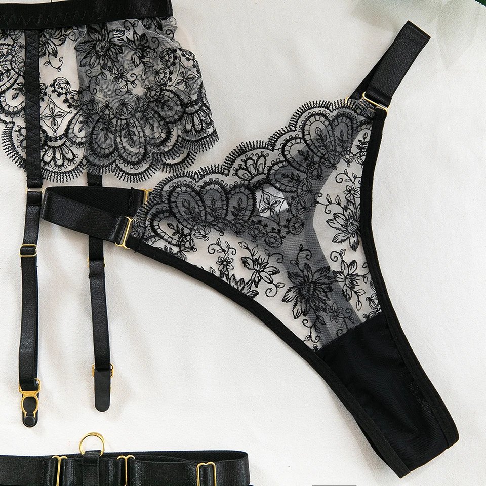 Luxury Lingerie Erotic Outfit Lace Sexy Ladies Underwear Suspender Set Romantic Fancy See Through Bra And Panties Lingerie Set