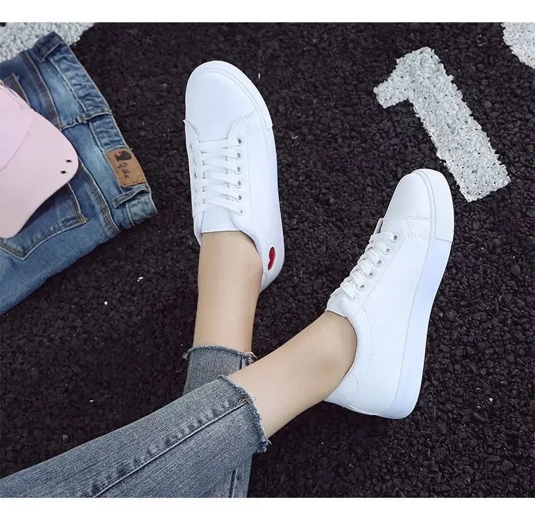 New student Korean version white shoes, women's heart-shaped flat bottom breathable casual women's board shoes, sports shoes