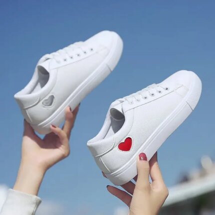 New student Korean version white shoes, women's heart-shaped flat bottom breathable casual women's board shoes, sports shoes
