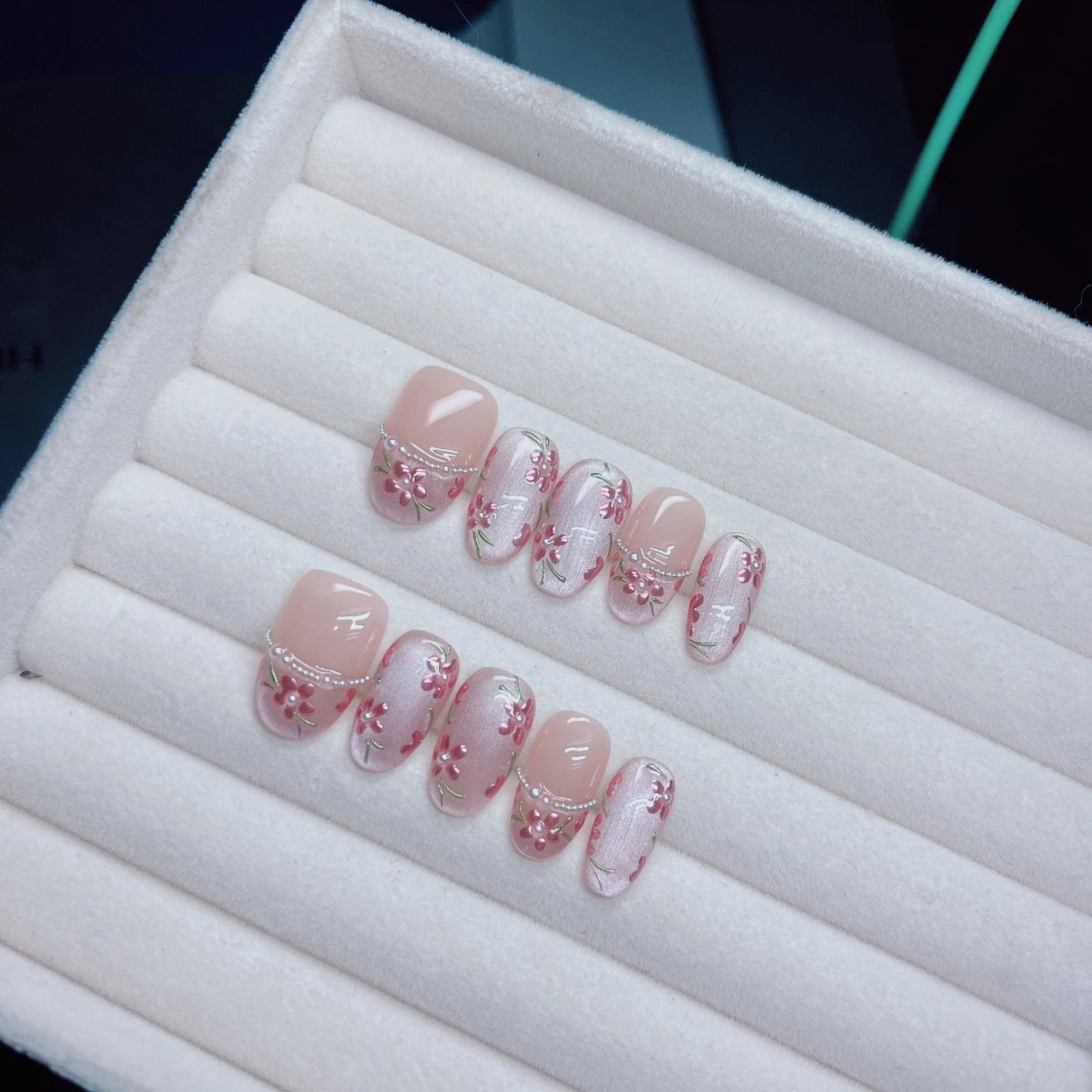 10Pcs/Set Press On Acyrlic Ice Cat's Eye Handmade Fake Nails Short/Medium Almond 3D Mirror Flower Pearls Decor Nude French Nails 10Pcs/Set Press On Acyrlic Ice Cat's Eye Handmade Fake Nails Short/Medium Almond 3D Mirror Flower Pearls Decor Nude French Nails